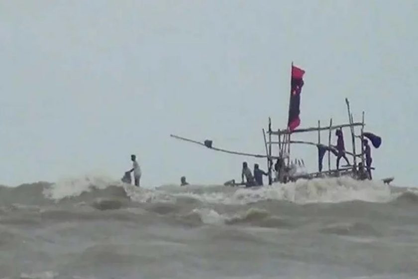বঙ্গোপসাগরে ট্রলারডুবি: ২ জেলের মরদেহ উদ্ধার, নিখোঁজ ২