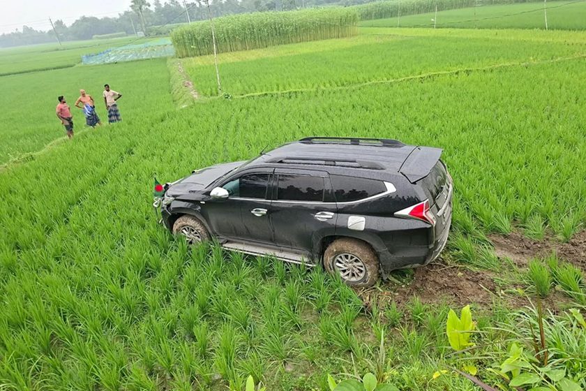 প্রতিমন্ত্রীকে বহনকারী গাড়ি ছিটকে ধানক্ষেতে, আহত পথচারী
