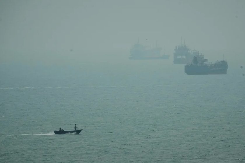 পাঁচ ইরানি ট্যাংকারে বোমা হামলা যুক্তরাষ্ট্রের, জর্ডানে পাল্টা হামলা ইরানের