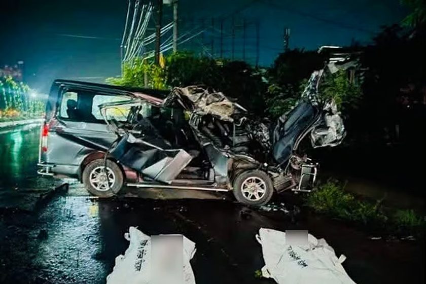 কাভার্ড ভ্যানের ধাক্কায় মাইক্রোবাসের চার আরোহী নিহত