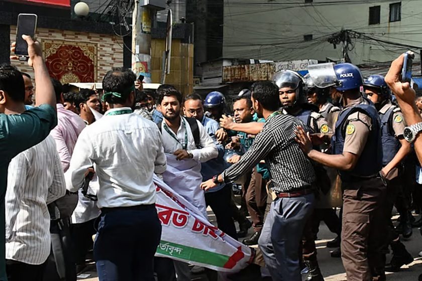 মতিঝিলে ইসলামী ব্যাংকের সামনে দুপক্ষের সংঘর্ষ, আহত অনেক