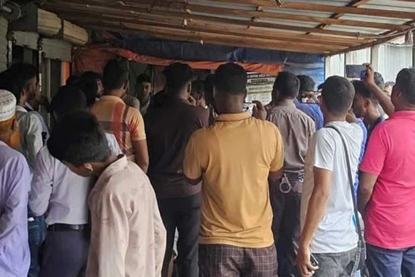 দুই সন্তানের সামনে ধর্ষণের অভিযোগ, বিচার না পেয়ে বাসের নিচে নারীর ঝাঁপ