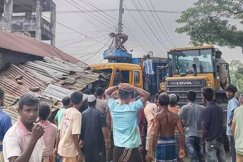 লালমনিরহাটে ট্রাকের ধাক্কায় ইজিবাইকের তিন যাত্রী নিহত