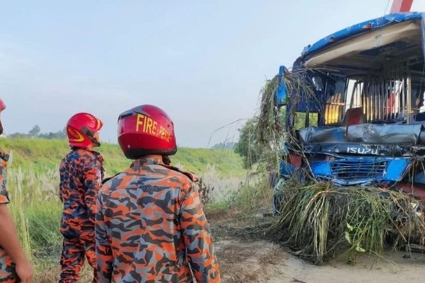 ঢাকা-মাওয়া এক্সপ্রেসওয়ের রেলিং ভেঙে বাস খাদে, নিহত ৩